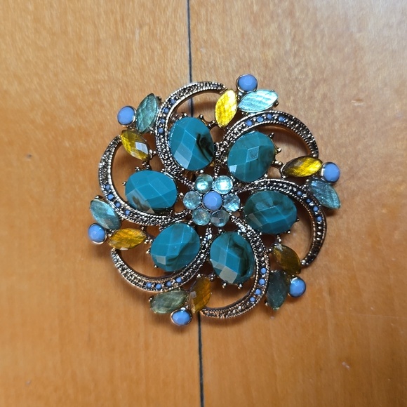 Liz Claiborne Jewelry - Liz Claiborne Elegant Gold and Green Brooch